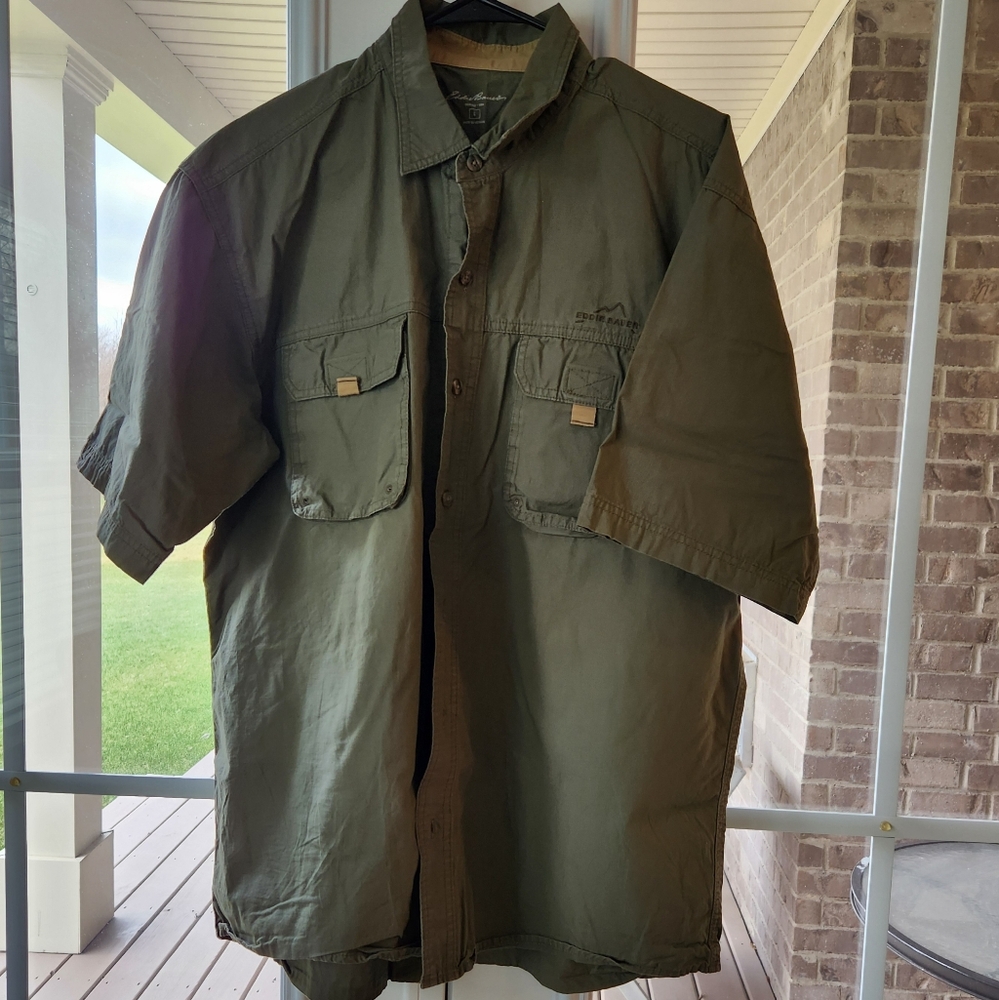 Eddie Bauer Large Green Short Sleeve Button Down Men's Shirt 2 Pockets